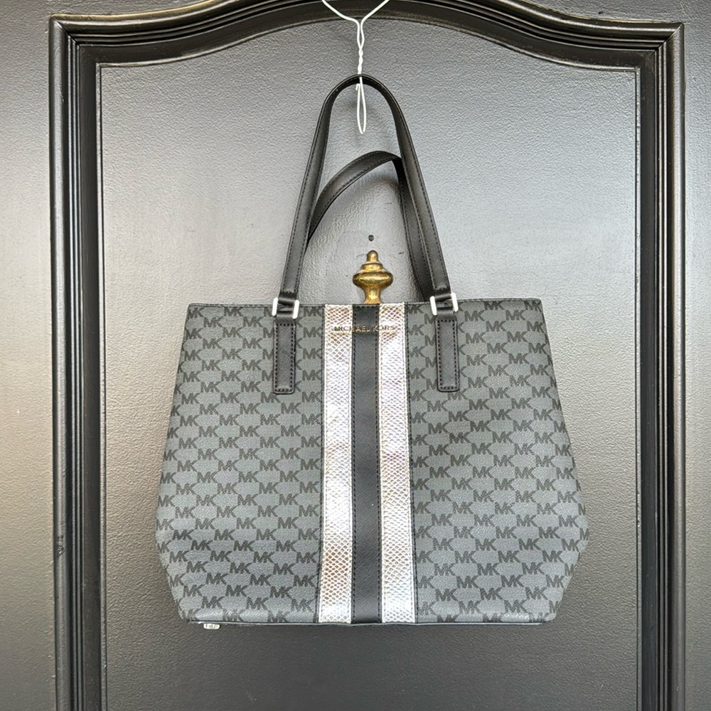 Brand new Micheal Kors purse. Black and Silver